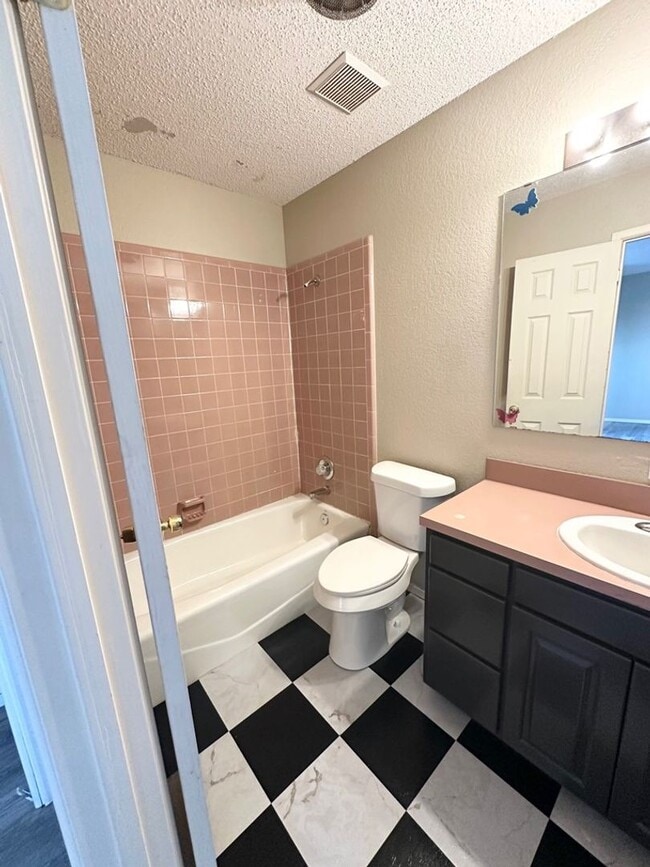Building Photo - 5 Bedroom 3.5 Bath Ready to Rent ASAP!