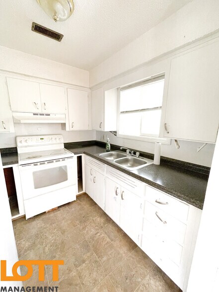 Building Photo - 120 Pueblo St #D