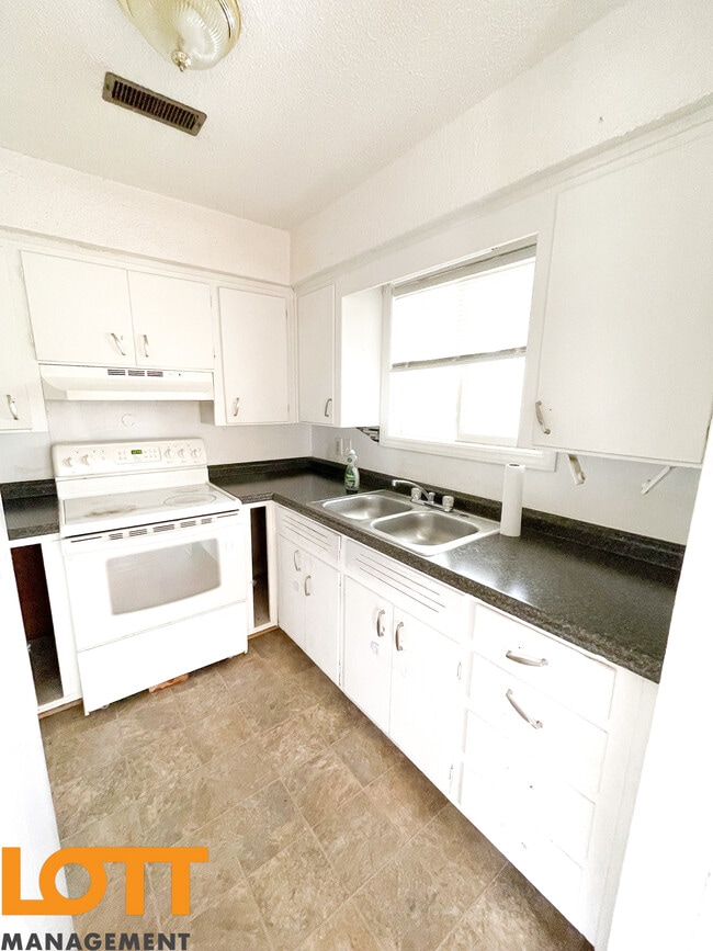 Building Photo - 120 Pueblo St #D