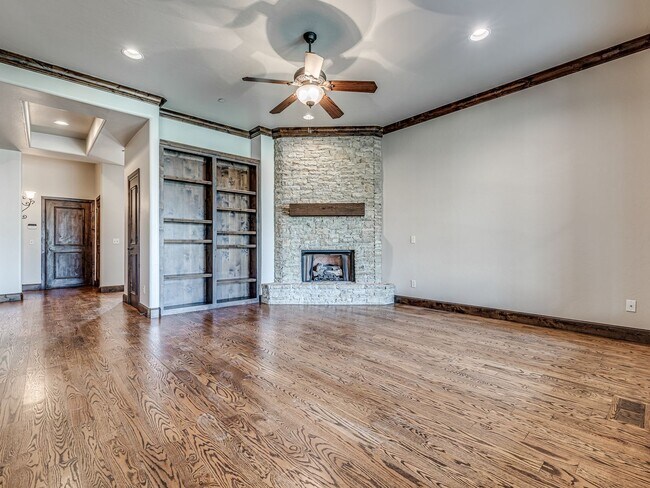 Building Photo - Luxury Townhome in Edmond + Near Rose Cree...