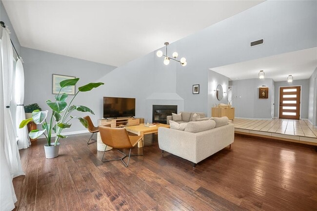 Building Photo - 10511 Tweedsmuir Dr