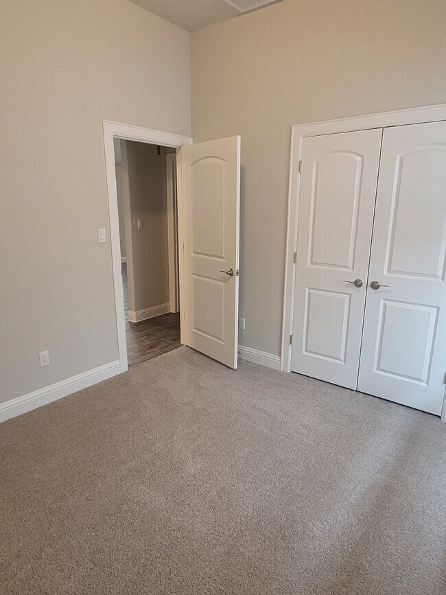 Building Photo - 105 Riverhill Dr
