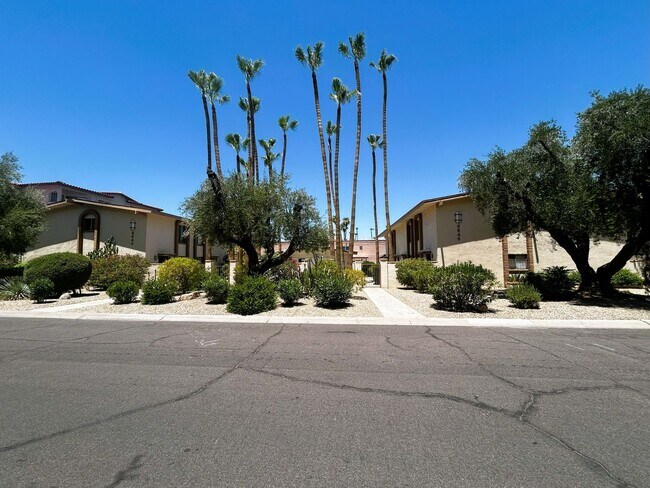 Building Photo - Prime Scottsdale Location! 2 bed 1.5 bath with community pool
