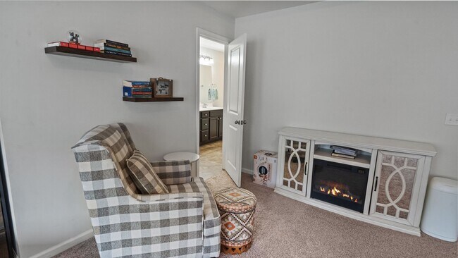 Building Photo - Stylish 3 Bedroom Townhome in The Commons – Richmond Hill Living at Its Finest