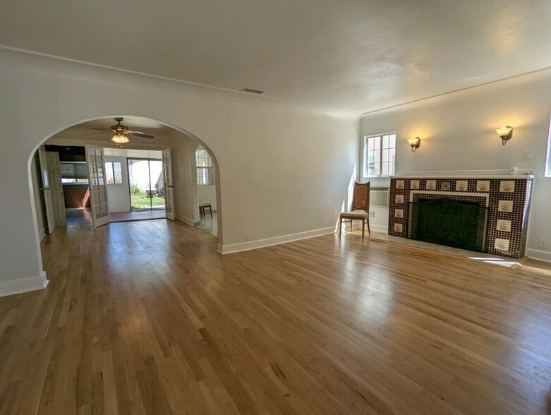 Building Photo - 6619 Willoughby Ave