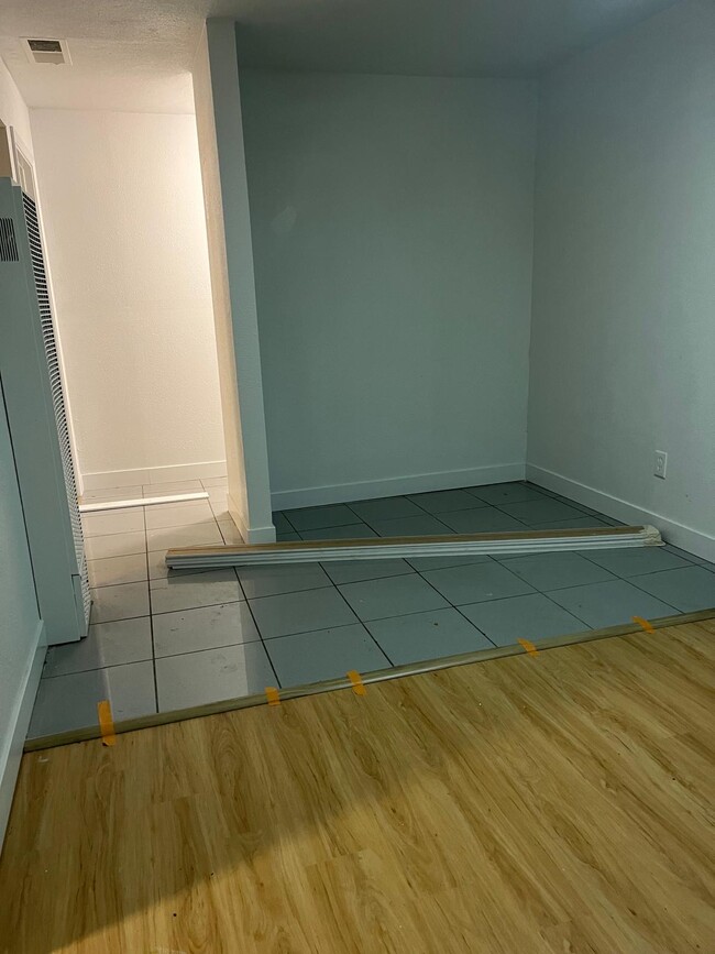 Building Photo - 384 N Westside St