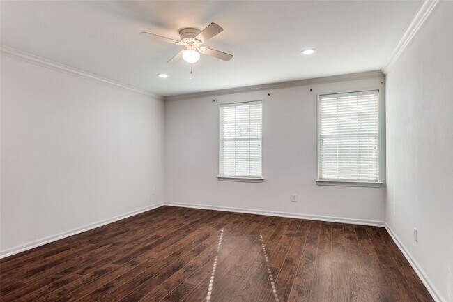 Building Photo - 320 S Mesa Verde Way
