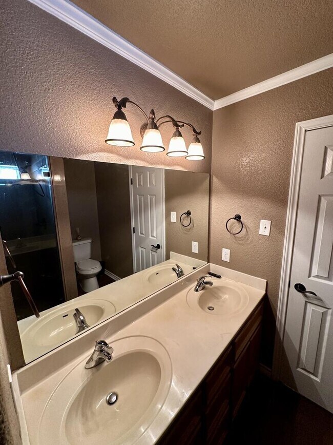 Building Photo - AVAILABLE NOW!