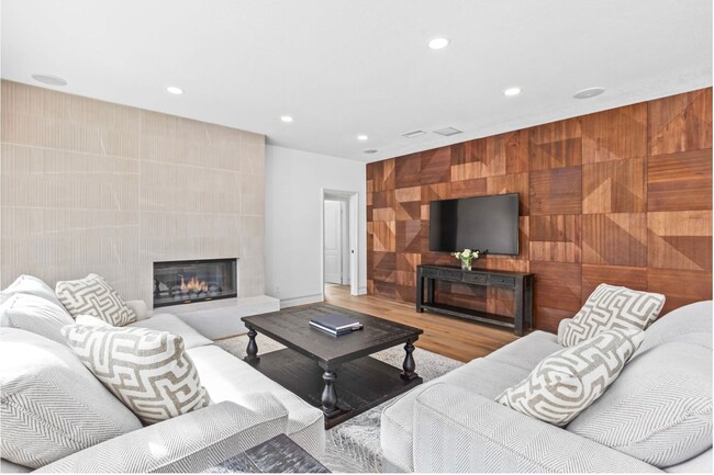 Building Photo - Exquisite Designer 4 Bedroom Home for Rent