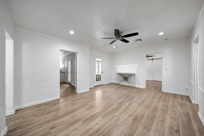 Building Photo - 224 W Glenrosa Ave