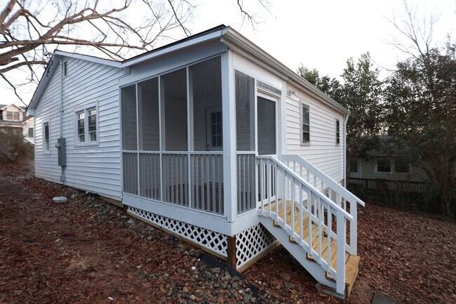 Building Photo - Renovated 2 Bedroom, 2 Bathroom Home in Hi...