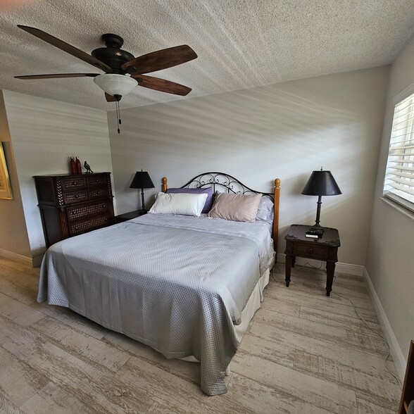 Building Photo - 575 Oaks Ln