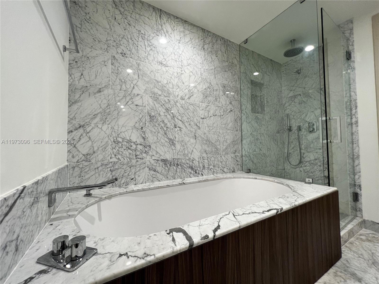 Building Photo - 1000 Brickell Plz