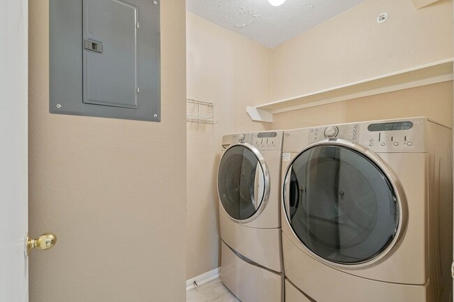 Building Photo - 8051 Bay Branch Dr