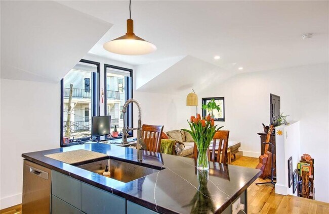 Building Photo - 37 Ring St