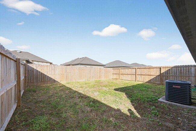 Building Photo - Charming 3BR Duplex in Brownsville