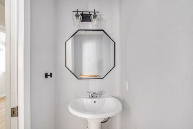 Building Photo - Spacious 2Bed/2.5Bath Townhouse in Central Denver