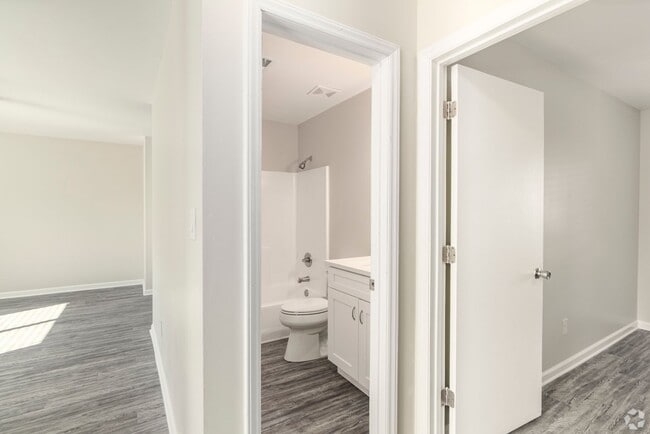 Building Photo - Comfortable, Updated Hidden Gem 2BD/1BTH with WiFi & Washer/Dryer!