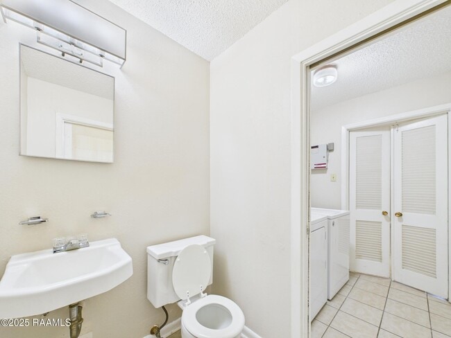 Building Photo - 200 Claymore Dr