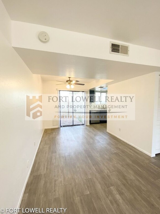 Building Photo - 2 Bed 2.5 Bath Townhome