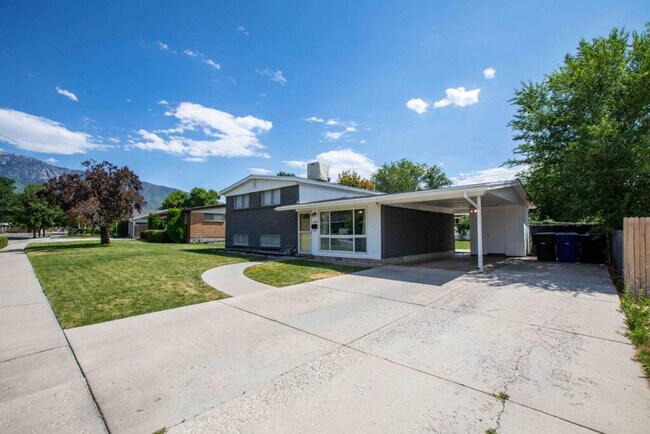 Building Photo - 1020 E Diamond Way