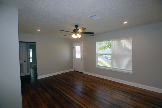 Building Photo - 713 Churchill Dr