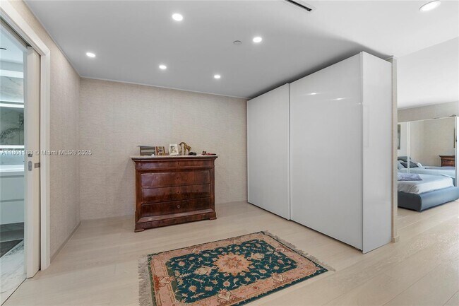 Building Photo - 520 Brickell Key Dr