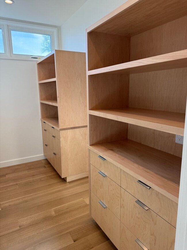 Building Photo - Silver Maple Stunning