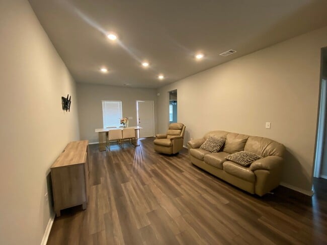 Building Photo - Newer 4bedroom home in Brookland School District!