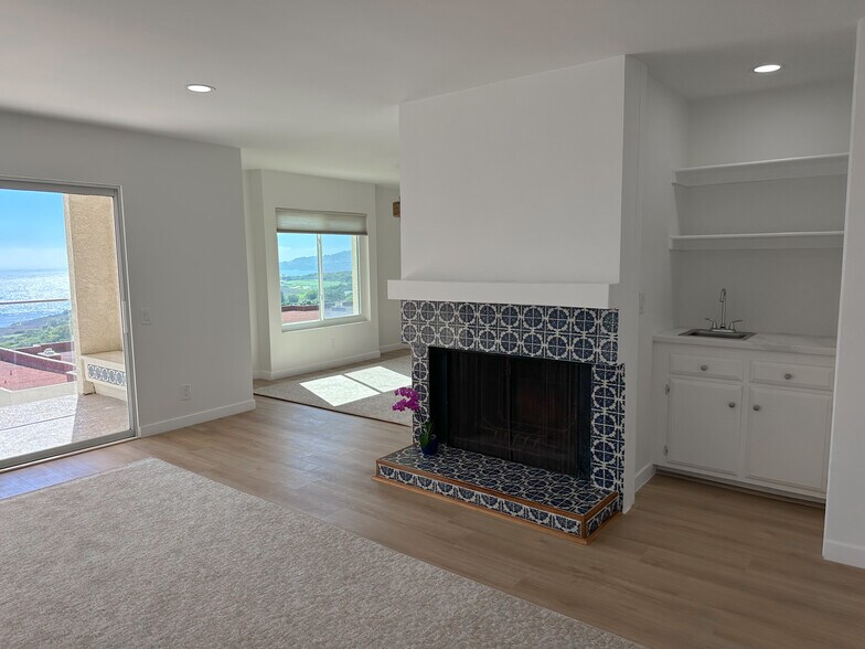 Building Photo - 3200 La Rotonda Dr