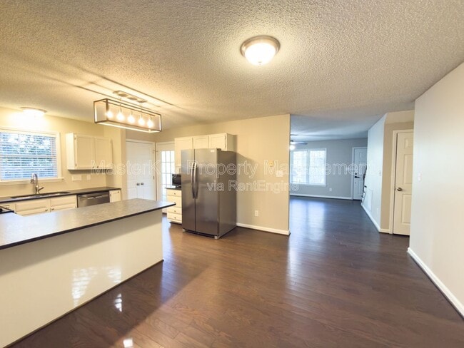 Building Photo - 251 Tillamook Dr