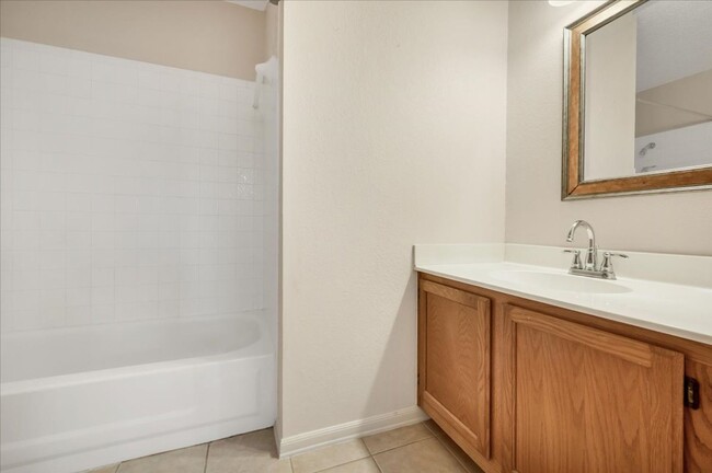 Building Photo - 605 Kingfisher Creek Dr - Nature lovers pa...