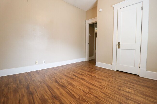 Building Photo - 3 Bed 1 Bath in beautiful location!