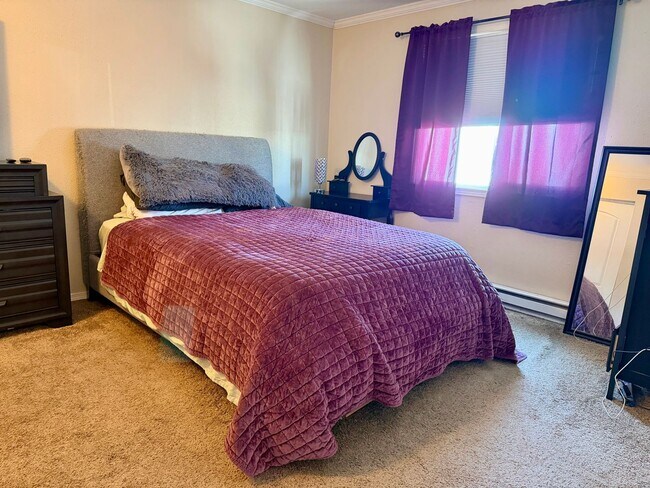 Building Photo - 2 Bedroom Townhouse with Carport