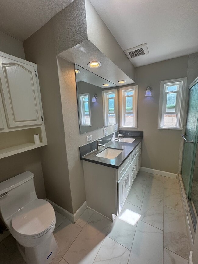 Building Photo - Large 4 bedroom 2 Bathroom for rent