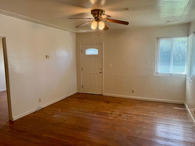 Building Photo - 1 Bedroom Duplex