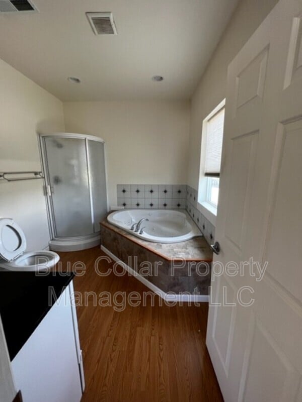 Building Photo - 104 College St