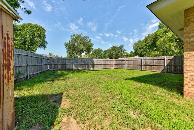 Building Photo - Fully Renovated 4 Bed, 2 Bath Just Minutes from Campus