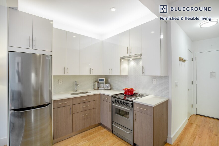 Building Photo - 212 W 91st St