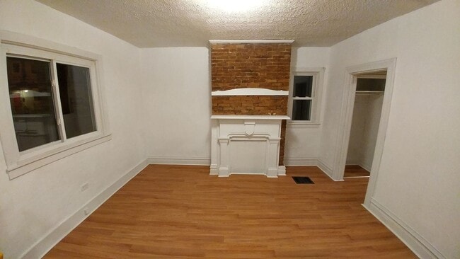 Building Photo - Large 3 bedroom, 2 bathroom freshly renovated house with stainless steel appliances!!