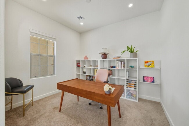 Building Photo - 3930 E Iris Dr