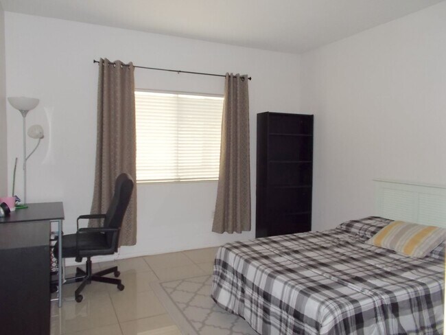 Building Photo - Beautifully Maintained Fully Furnished Home – Move-In Ready!