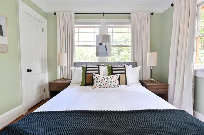 Building Photo - 2076 Ridgedale Rd NE