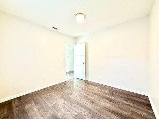 Building Photo - Charming front house 2b/d 2 b/a