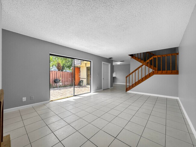 Building Photo - 166 Lake Arbor Dr