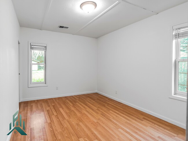 Building Photo - 315 SE Park Ave