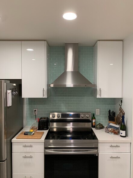 Building Photo - 1230 N Sweetzer Ave