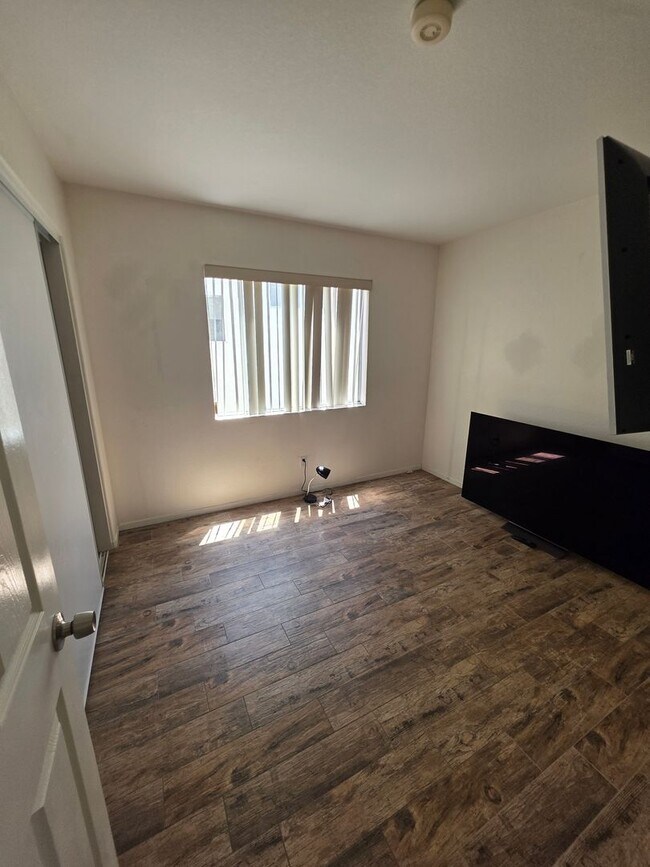 Building Photo - Bright & Spacious Family Home in a Private Gated Community
