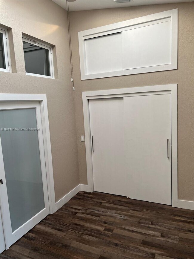 Building Photo - 2645 Parkview Dr S