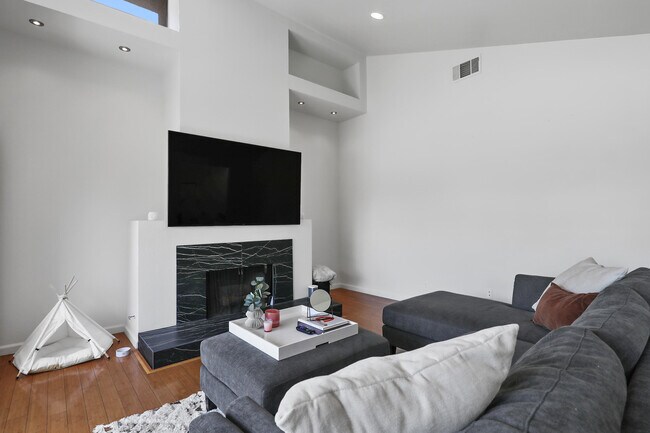 Building Photo - 835 Village Square S